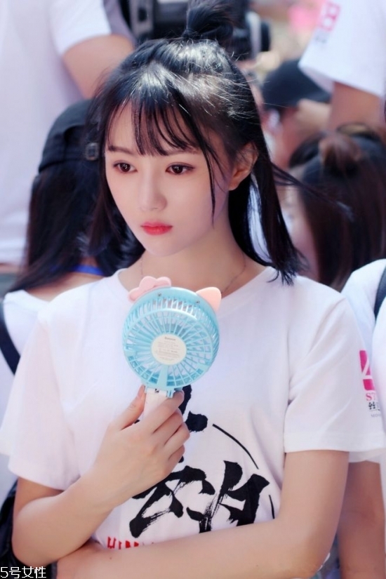 2018冬天流行什么發(fā)色？簡(jiǎn)單漂亮的披肩發(fā)