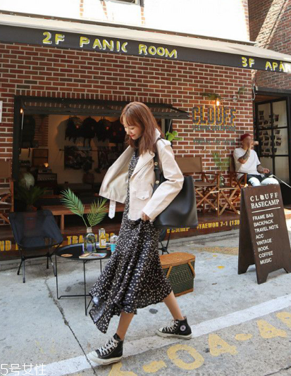 白色皮衣怎么搭配？兼具優(yōu)雅與干練