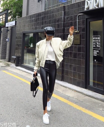 白色皮衣怎么搭配？兼具優(yōu)雅與干練