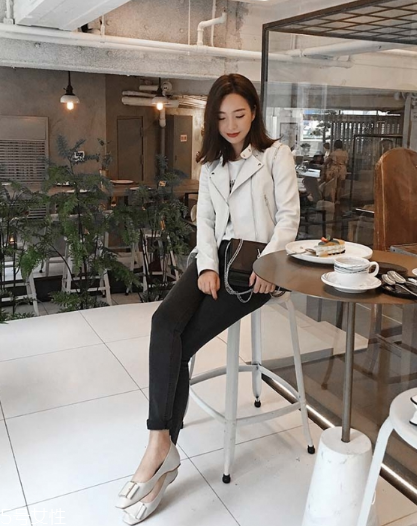 白色皮衣怎么搭配？兼具優(yōu)雅與干練