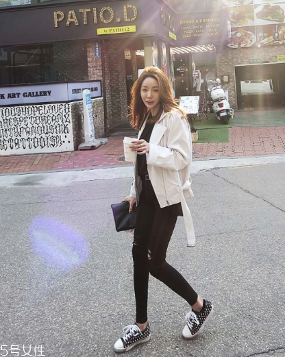 白色皮衣怎么搭配？兼具優(yōu)雅與干練