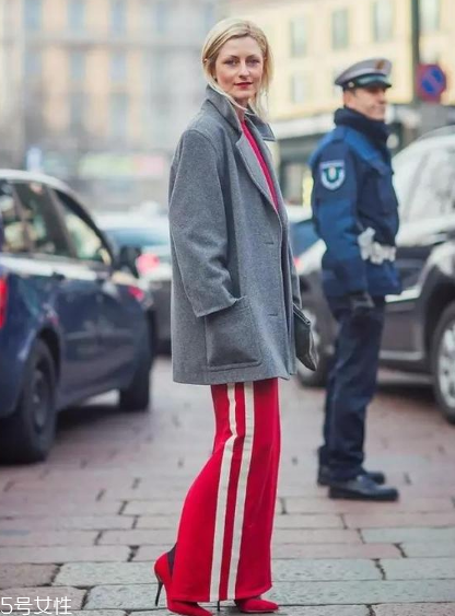 校服褲配什么上衣？舒適時尚兩不誤