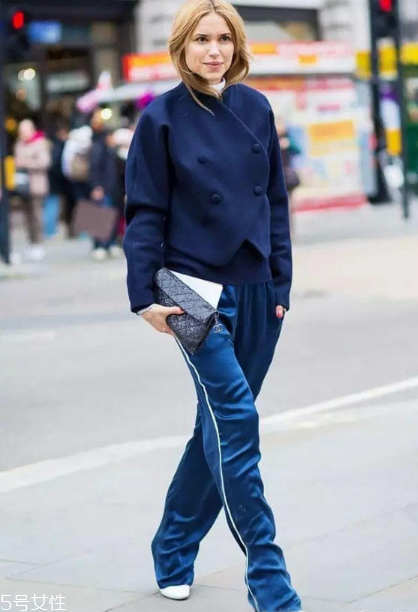 校服褲配什么上衣？舒適時尚兩不誤