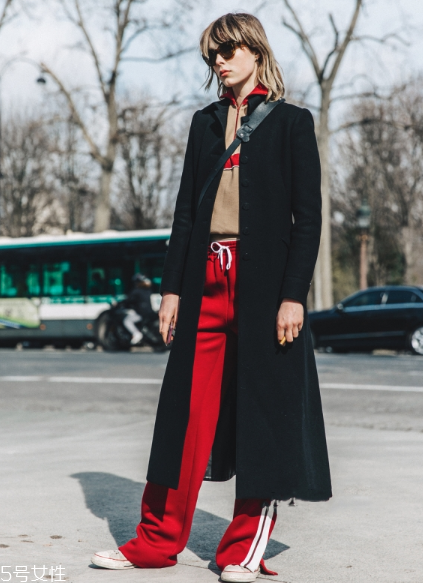 校服褲配什么上衣？舒適時尚兩不誤