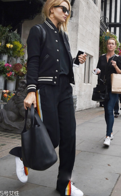 校服褲配什么上衣？舒適時尚兩不誤