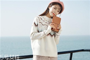 毛衣扎脖子怎么辦？三招讓你舒適過(guò)冬