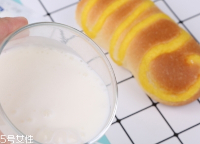 君樂(lè)寶芝士酸奶怎么喝？卡死在插吸管這一步