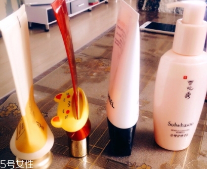 雅詩蘭黛和后哪個(gè)好用？哪個(gè)更貴？