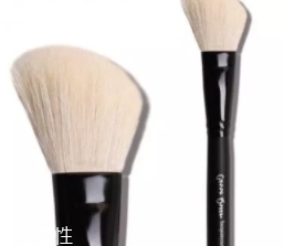 腮紅刷和粉底刷的區(qū)別 從刷頭設(shè)計就可以窺見一斑 腮紅刷和粉底刷的區(qū)別 從刷頭設(shè)計就可以窺見一斑