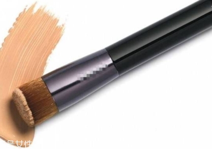 腮紅刷和粉底刷的區(qū)別 從刷頭設(shè)計就可以窺見一斑 腮紅刷和粉底刷的區(qū)別 從刷頭設(shè)計就可以窺見一斑