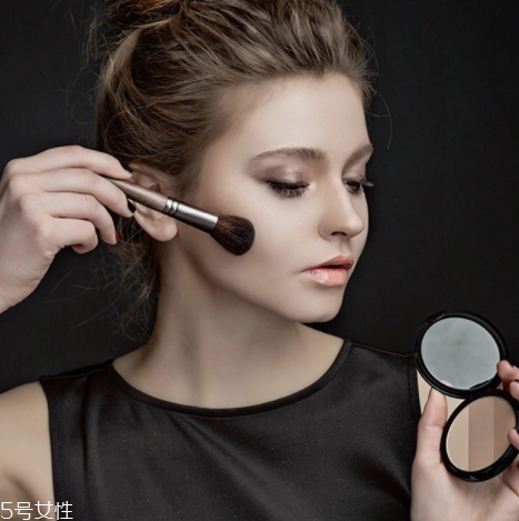 修容粉可以當眼影用嗎？修容眼影可以通用