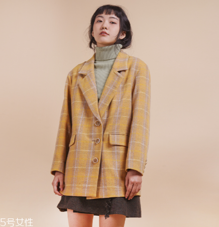 格紋西裝怎么搭配？初春必備的?？釂纹?></p><p>今天給大家推薦的格紋西裝就是其中之一，相信很多時(shí)髦的妹子已經(jīng)get了，格紋西裝最大的特色就是不管什么風(fēng)格都可以完美的駕馭，搭配褲裝、裙裝都不會(huì)很over。不管你是時(shí)髦酷girl，還是白領(lǐng)上班族，一件格紋西裝就能帶你打造各種不同的風(fēng)格，做一個(gè)百變女王!</p><p style=
