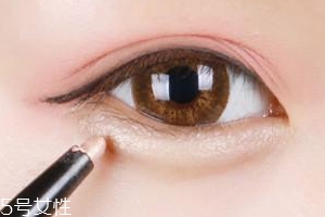 臥蠶和眼袋的區(qū)別是什么？臥蠶是肌肉眼袋是肥肉