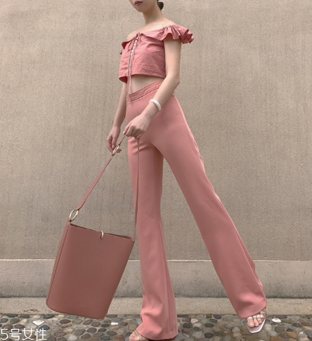 喇叭褲適合什么身材？初春演繹復(fù)古時(shí)尚