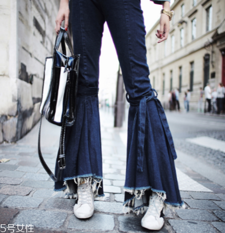 喇叭褲適合什么身材？初春演繹復(fù)古時(shí)尚