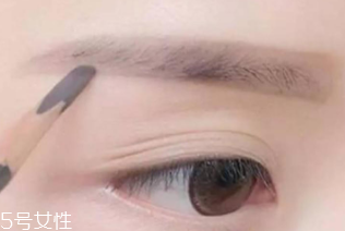 眉筆顏色怎么選擇？與發(fā)色一致不出錯