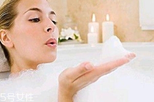 洗澡用香皂好還是沐浴露好？干皮用沐浴露