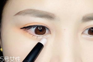 眼睛小怎么變大？畫一個臥蠶立即變大