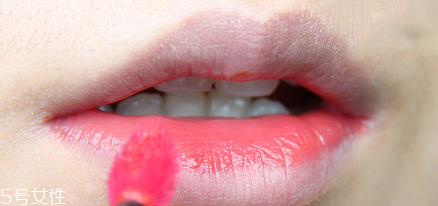 什么牌子的唇釉好用？顯色又不易脫妝