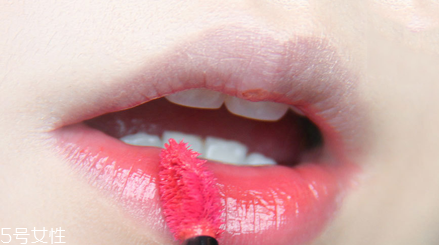 什么牌子的唇釉好用？顯色又不易脫妝