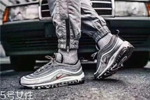 運(yùn)動(dòng)鞋可以干洗嗎？盡量自己擦洗