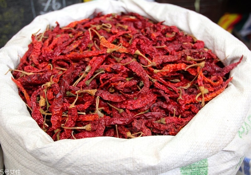 辣椒怎么保存時間長 青紅辣椒各不同 辣椒怎么保存時間長 青紅辣椒各不同