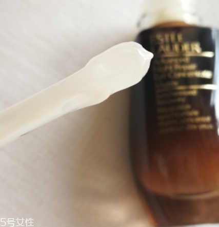 雅詩蘭黛精華液多少錢？年輕肌膚的秘密