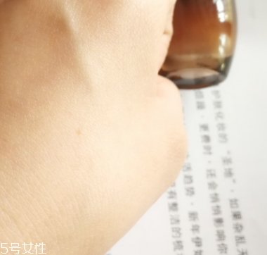 雅詩蘭黛精華液多少錢？年輕肌膚的秘密