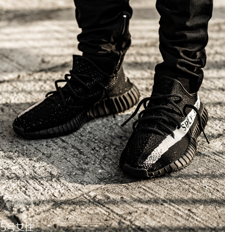 運動鞋可以配裙子嗎？打造時尚運動風