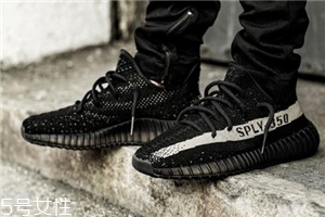 運動鞋可以配裙子嗎？打造時尚運動風