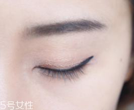 內(nèi)雙怎么畫眼影？使用啞光OR微珠光眼影