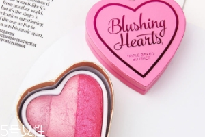 makeup revolution心形腮紅好用嗎？微閃蜜桃色彩