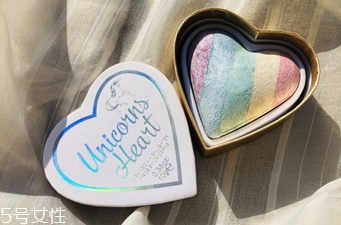 makeup revolution心形腮紅好用嗎？微閃蜜桃色彩