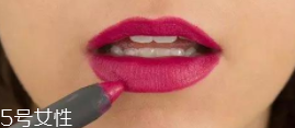 如何防止口紅沾杯？粉底能牢牢抓住口紅