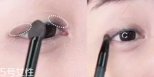 眼皮腫適合什么眼影？選用啞光色避開珠光色