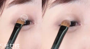 眼皮腫適合什么眼影？選用啞光色避開珠光色