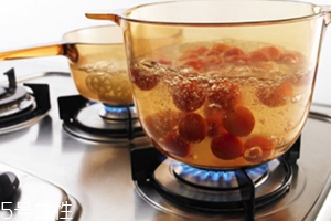 康寧鍋可以用明火嗎？居然能在燃?xì)庠钌鲜褂?><p><strong>康寧鍋可以用明火嗎？居然能在燃?xì)庠钌鲜褂?/strong></p></a></li> 	     </ul>
		</div>
	   <div   id=