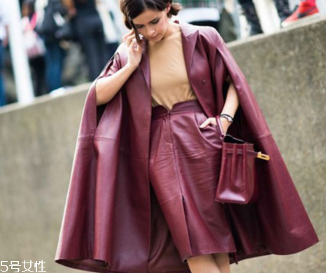 酒紅色衣服怎么搭配？女人味十足的冬日穿搭