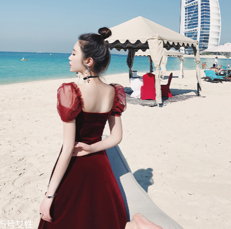 酒紅色衣服怎么搭配？女人味十足的冬日穿搭