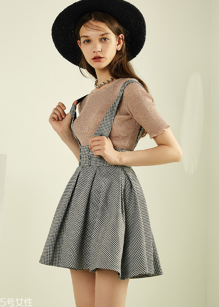 背帶裙怎么搭配？凸顯你的少女心