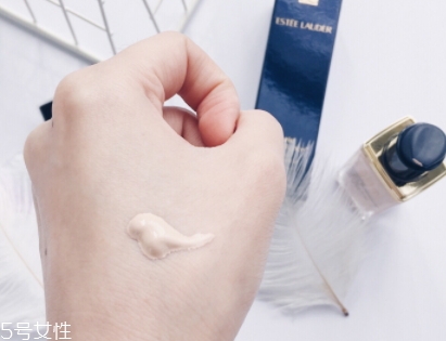 雅詩蘭黛粉底液和氣墊哪個好？