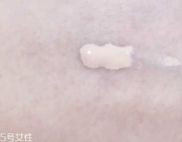 雅詩蘭黛粉底液和bb霜哪個好？