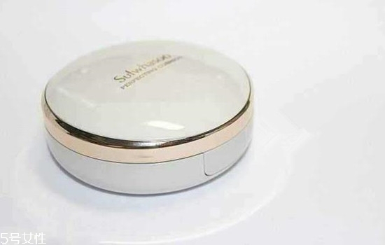 雪花秀氣墊和ysl氣墊哪個(gè)好？補(bǔ)妝也會(huì)很自然