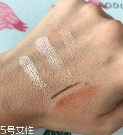 makeup revolution心形腮紅好用嗎？微閃蜜桃色彩