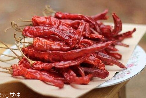 干辣椒是曬還是陰干 日曬為主風(fēng)干為輔 干辣椒是曬還是陰干 日曬為主風(fēng)干為輔