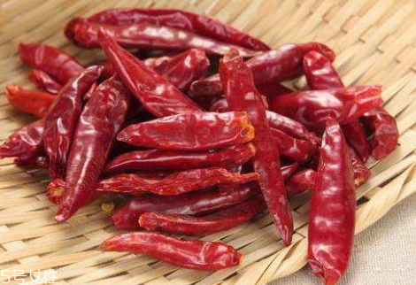 干辣椒是曬還是陰干 日曬為主風(fēng)干為輔 干辣椒是曬還是陰干 日曬為主風(fēng)干為輔