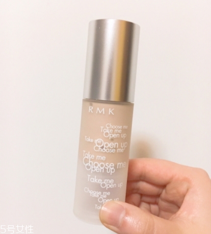 雅詩蘭黛粉底液和rmk粉底液哪個好？