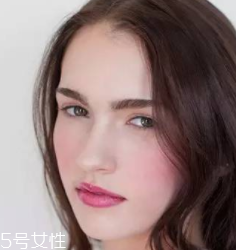 腮紅和口紅如何搭配？色彩不要太多