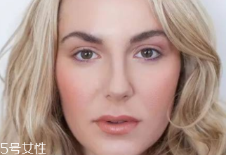 腮紅和口紅如何搭配？色彩不要太多