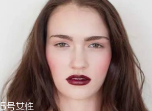 腮紅和口紅如何搭配？色彩不要太多